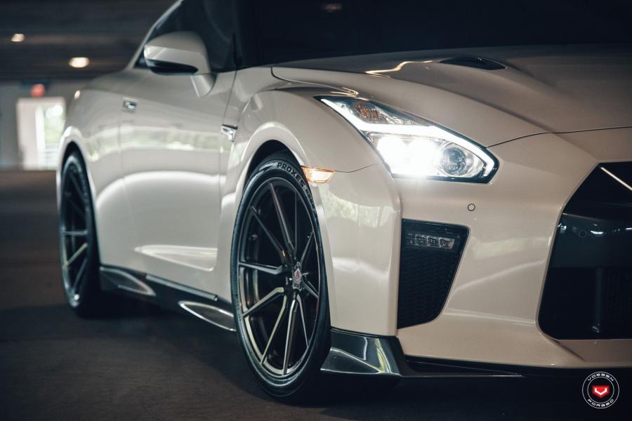 Детали экстерьера Nissan GT-R on Vossen Wheels (M-X2) 2019 года  (фото 10 из 26)